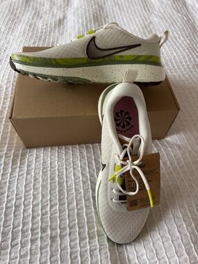 NWT/ Nike Infinity Ace Golf Shoes Cream and Green Low-Profile spike-less